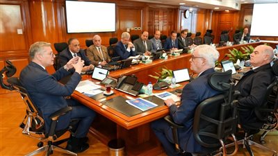 وزير البترول يبحث مع 