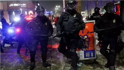 محاولة فاشلة لضباط أمريكيين لاقتحام قنصلية الإكوادور في مينيابوليس (فيديو) 