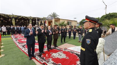 محافظ كفر الشيخ يضع إكليل الزهور على النصب التذكاري لشهداء الشرطة (صور)