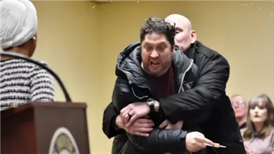 ألقى عليها مادة مجهولة، نجاة النائبة إلهان عمر من هجوم في مينيابوليس (فيديو)