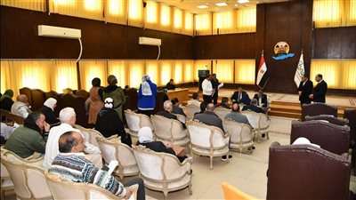 فرص عمل بالقطاع الخاص وعلاج مجاني في لقاء محافظ الفيوم لخدمة المواطنين 