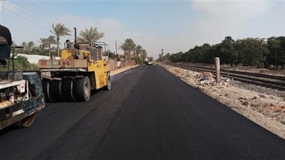 الإسماعيلية تواصل أعمال رصف طريق غرب السكة الحديد 
