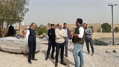 حمدي السطوحي يتفقد موقع العمل بسيمبوزيوم أسوان الدولي للنحت على الجرانيت