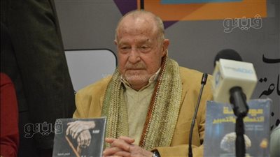 نبيل صلاح الدين يوقع 