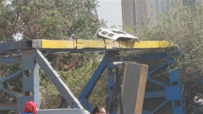 التحفظ على أتوبيس سياحي اصطدم بعلامات ارتفاع كوبري إمبابة