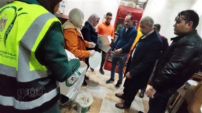 رئيس حي الزهور ببورسعيد يقود حملة على أحد المطاعم بعد تسمم حالتين (صور)