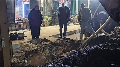 بدء أعمال إصلاح كسر ماسورة مياه في شارع الجمهورية بالمنصورة