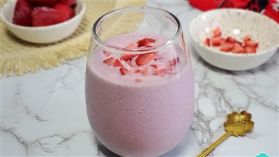 هل نكهة الفراولة في اللبن والزبادي خطر على الأطفال؟ استشاري يجيب 