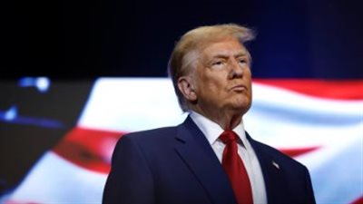 يضم قادة ومسؤولين، ترامب يوسع 