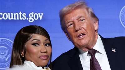بعد انبهاره بأظافرها، دونالد ترامب يمنح نيكي ميناج البطاقة الذهبية (صور)