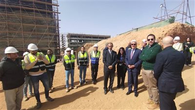 مساعد وزير التعليم العالي يتفقد مشروع الحرم الجامعي الجديد للجامعة الفرنسية الأهلية 