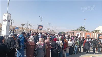 زحام شديد على بوابات معرض الكتاب في ثامن أيامه (صور) 
