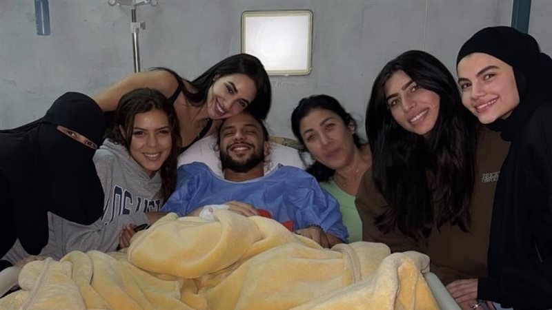 محمد السباعي مع عائلته،