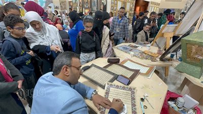 شاهد كيف يكتب المصحف الشريف بأنامل الخطاطين في معرض الكتاب