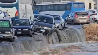 انفجار ماسورة مياه بالتجمع الخامس يتسبب في تصدع الطريق قرب معرض القاهرة الدولي للكتاب (صور)