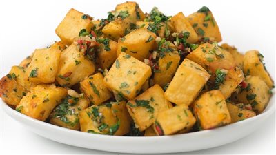 طريقة عمل صينية البطاطس بالبصل وإكليل الجبل