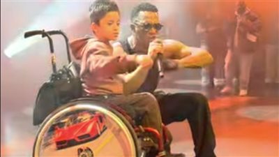 لقطة إنسانية من محمد رمضان مع طفل من ذوي القدرات الخاصة في حفل هولندا (فيديو)