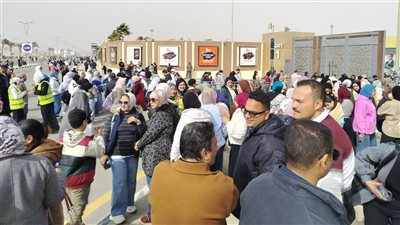 زحام شديد على بوابات معرض الكتاب في تاسع أيامه (صور) 