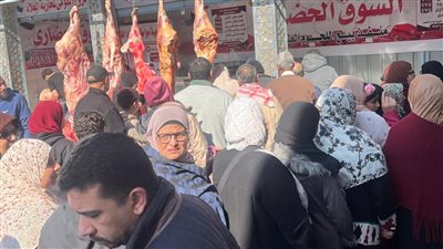 إقبال كبير على تخفيضات المعرض الدائم للسلع الغذائية بحي غرب المنصورة