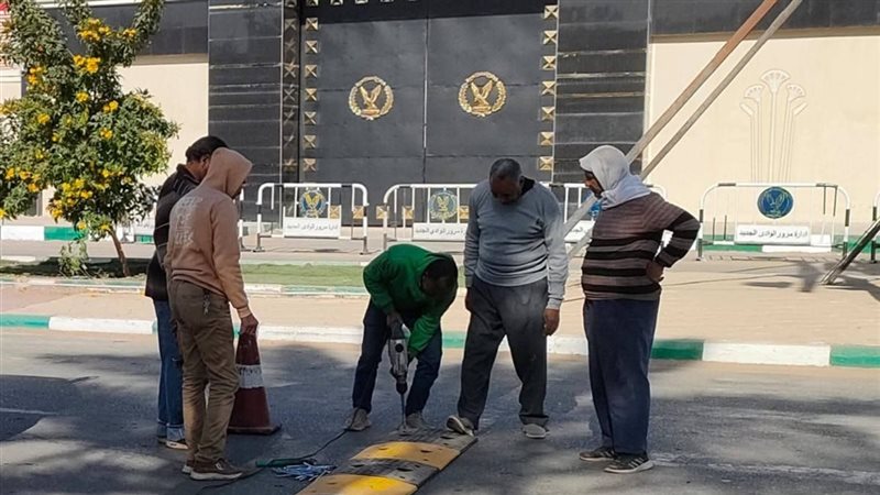 جانب من أعمال الطرق،