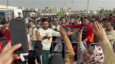 توافد الزوار على حفل توقيع إصدار جديد لأحمد يونس بمعرض الكتاب 