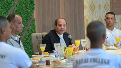 السيسي يتناول وجبة الإفطار مع طلبة الأكاديمية العسكرية ويتبادل معهم الحوار (صور)