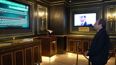 السيسي يشاهد عرضًا للسجل التاريخي الإلكتروني بالأكاديمية العسكرية المصرية