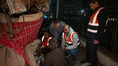 التدخل السريع يكثف الحملات الليلية لإنقاذ مواطنين بلا مأوى وينقل 3 حالات بمصر الجديدة
