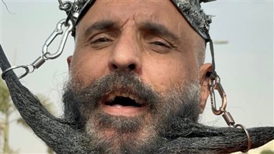 الفنان حسن الهلالي يثير تفاعلًا واسعًا في معرض القاهرة الدولي للكتاب (فيديو وصور)