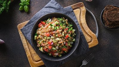 سلطة الحبوب الكاملة بالخضار، وجبة مشبعة وصحية