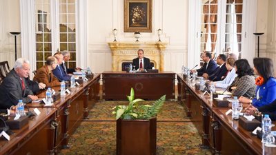 وزير الخارجية يلتقي أعضاء اللجنة الوطنية لآلية مراجعة النظراء الأفريقية (صور)