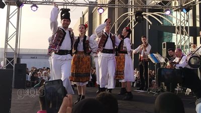 فرقة رومانيا للفنون الشعبية تقدم عرضا غنائيا بمعرض الكتاب (صور)
