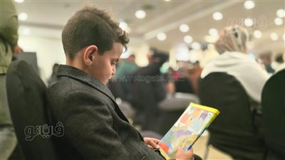 بين السياسة والقصص المصورة، لقطة عفوية لطفل تخطف الأنظار في ندوة وزير الشؤون النيابية