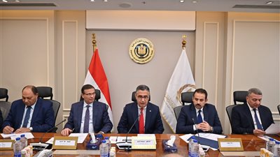 وزيرا التموين والزراعة ورئيس جهاز مستقبل مصر يبحثون مستقبل صناعة السكر 