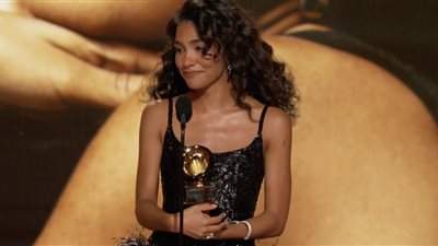 أوليفيا دين تفوز بجائزة أفضل فنانة جديدة في حفل جرامي 2026 (فيديو)