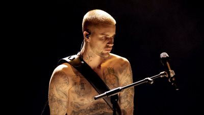 جاستن بيبر يعود لمسرح جرامي بـ شورت رياضي (فيديو)