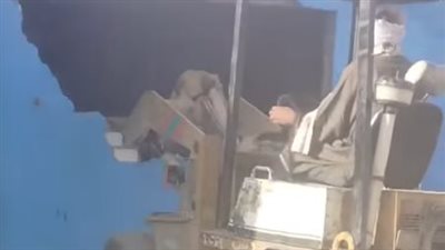 ليه بتهد بيتي أنا بربي 3 بنات أيتام، أب يهدم منزل ابنته باللودر ويثير الغضب (فيديو)