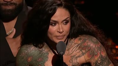 في أول فوز لها بالجرامي، كهلاني تشن هجوما على وكالة إنفاذ قوانين الهجرة والجمارك الأمريكية