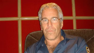 بمساعدة الموساد والمخابرات البريطانية، كيف خطط إبستين لسرقة 80 مليار دولار من ليبيا بعد مقتل القذافي