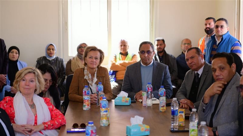 محافظ قنا يستقبل