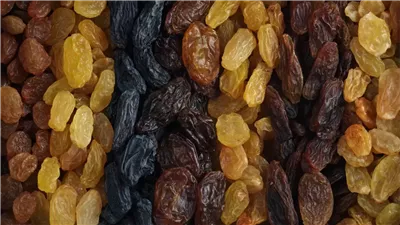 أخصائي تغذية يحذر عشاق الزبيب في رمضان: هذا اللون خطر على مرضى حساسية الصدر والربو