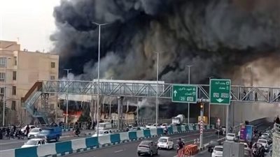 اندلاع حريق ضخم في سوق تجاري غربي طهران (فيديو)