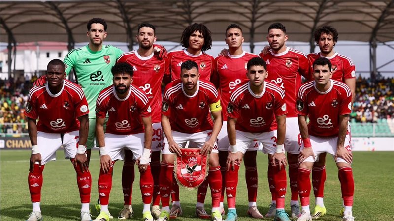 فريق الكرة بالنادي