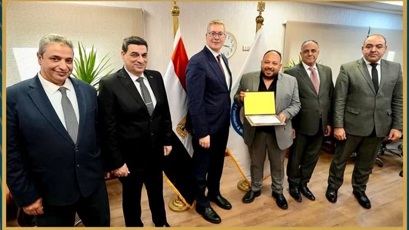 وزير البترول يكرم