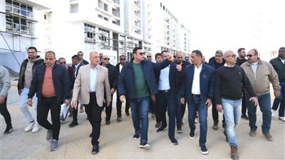 وزير الإسكان يتفقد الشاليهات والعمارات السكنية بكومباوند 