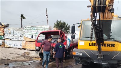 رفع سيارتين نقل محملين بزيت الطعام انقلبا على طريق جمصة 