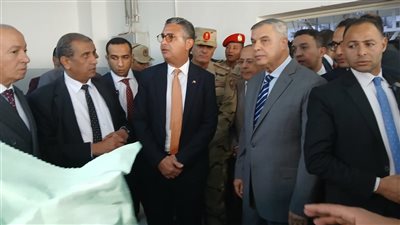 وزير التموين والمحافظ يتفقدان مطحن الإسكندرية ويفتتحان مخابز ومعرض 