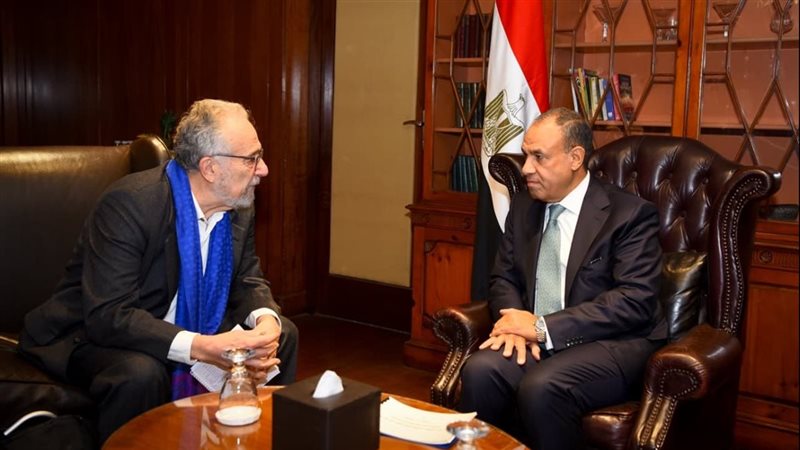 وزير الخارجية مع