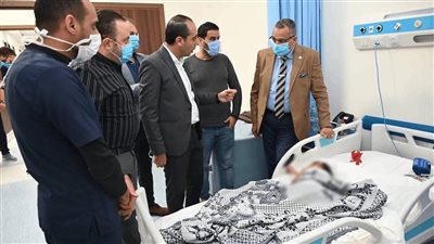 محافظ جنوب سيناء يطمئن على حالة طفل تعرض لهجوم كلاب ضالة برأس سدر 