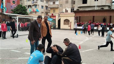 ​وكيل التعليم بدمياط يشارك الطلاب الأنشطة الرياضية ويختبر مهارات القراءة بالمدارس 